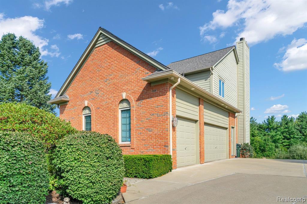 858 Woodside Court