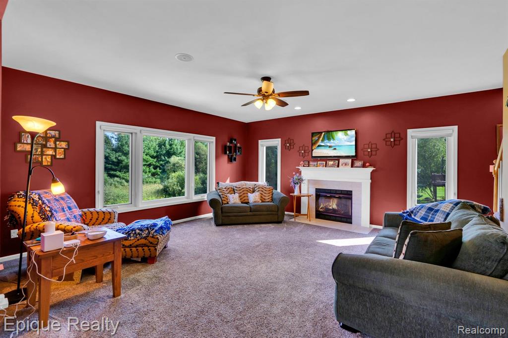 858 Woodside Court