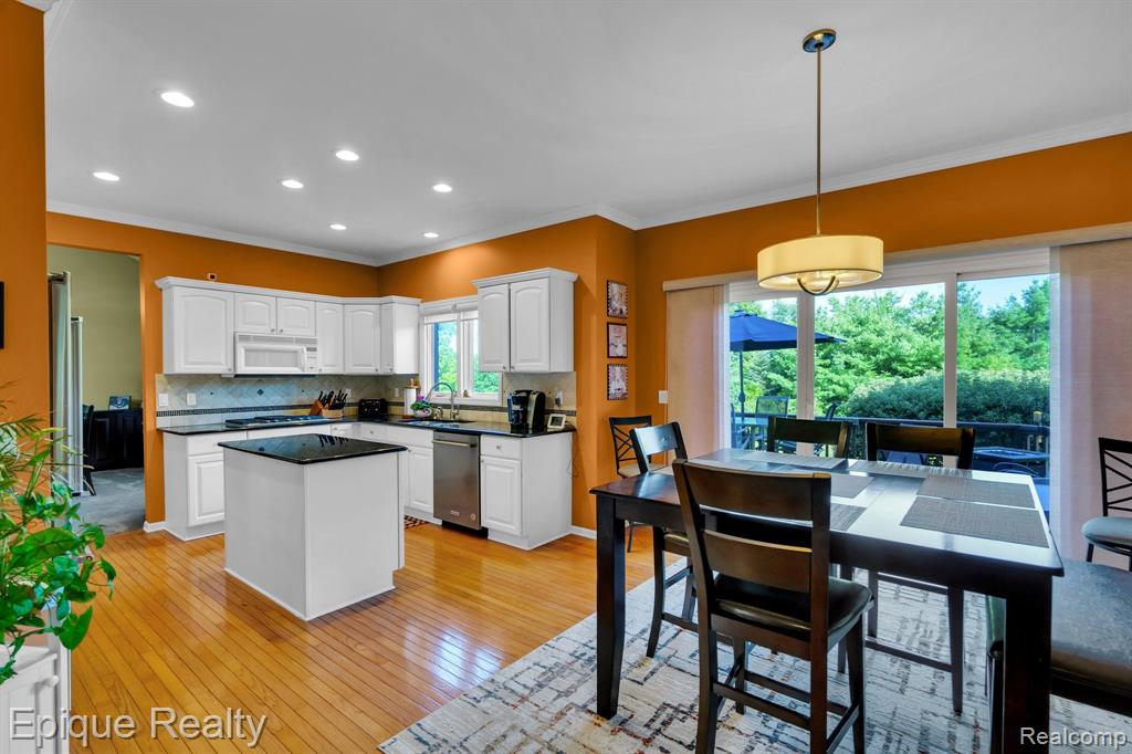 858 Woodside Court