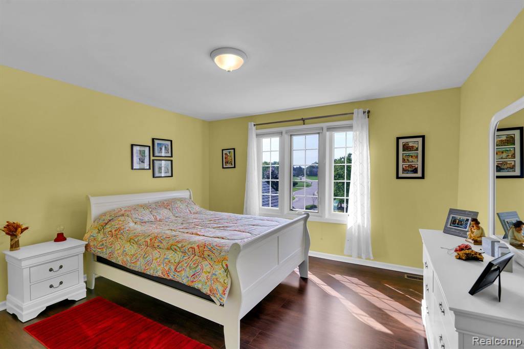 858 Woodside Court