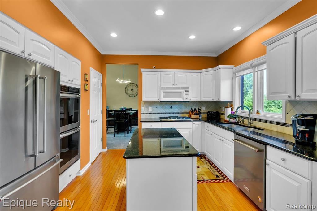 858 Woodside Court