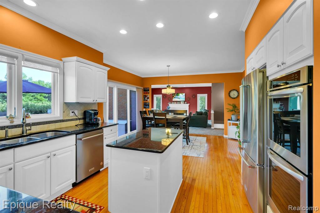 858 Woodside Court