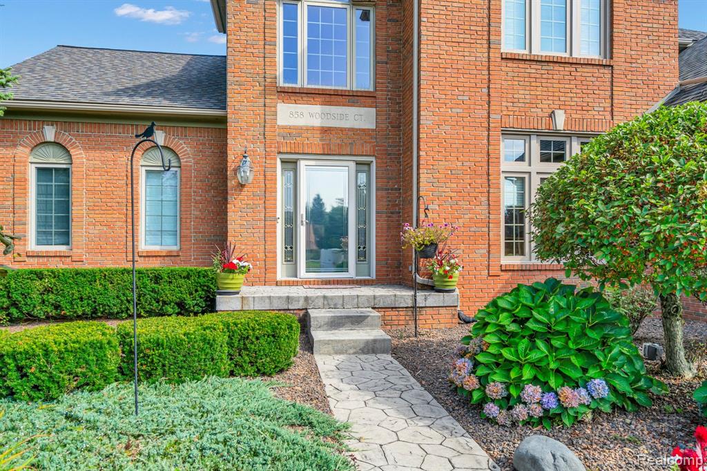 858 Woodside Court