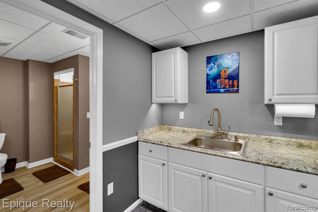 858 Woodside Court