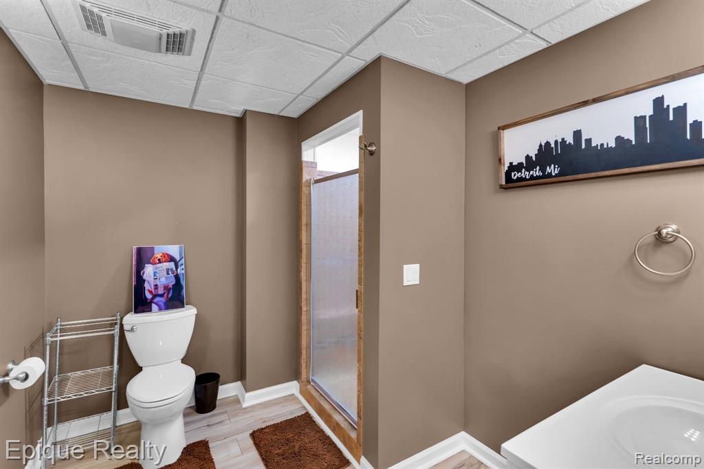 858 Woodside Court