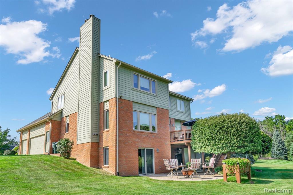 858 Woodside Court