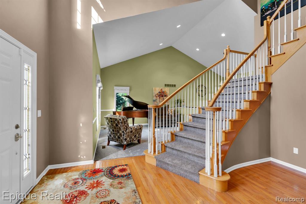 858 Woodside Court