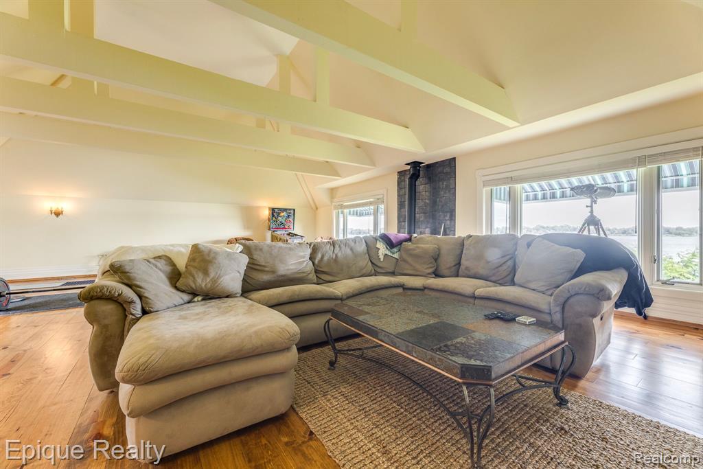 1012 N Riverside Avenue