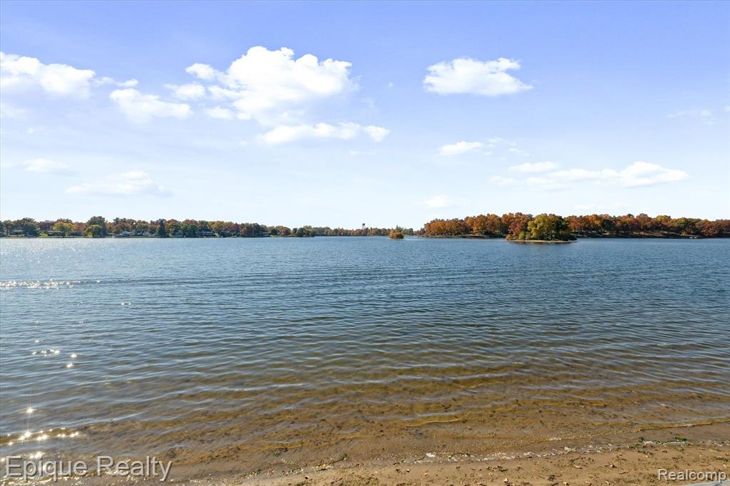 997 Thompson Shore Drive