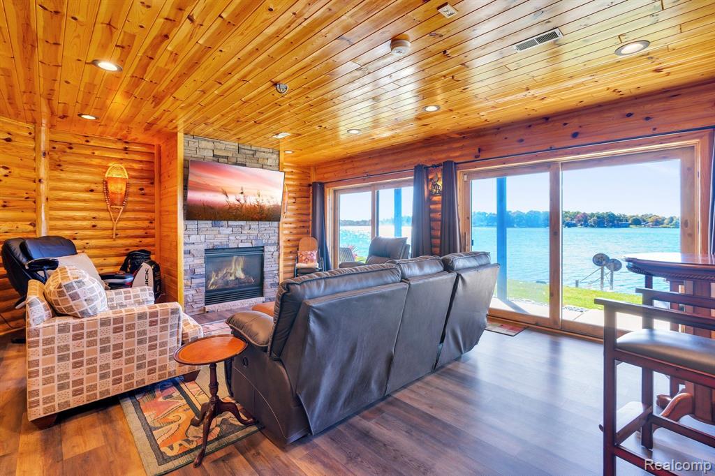 997 Thompson Shore Drive
