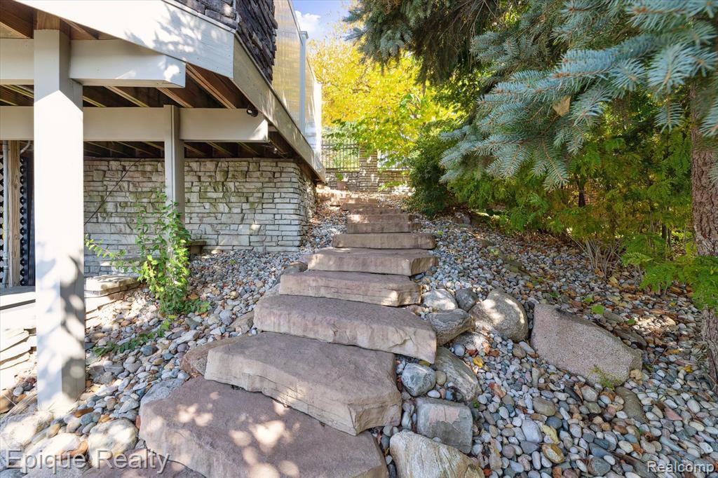 997 Thompson Shore Drive