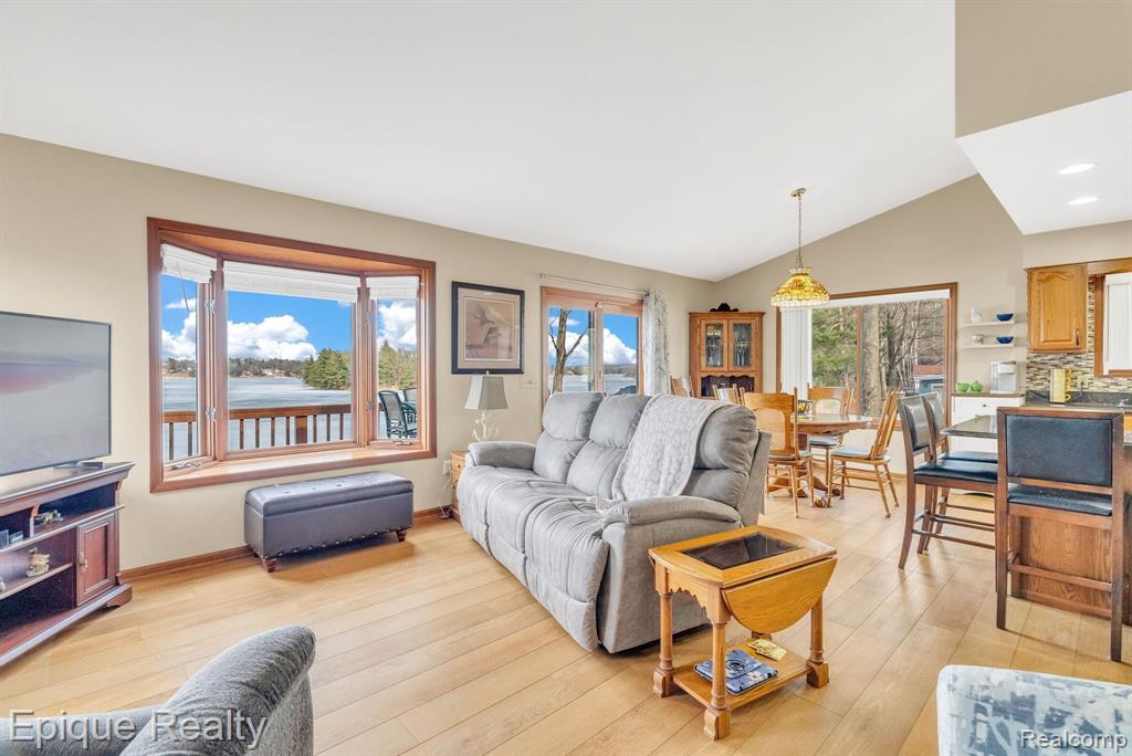 1617 S Ogemaw Trail