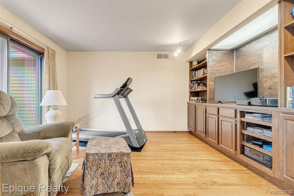 836 Boutell Drive