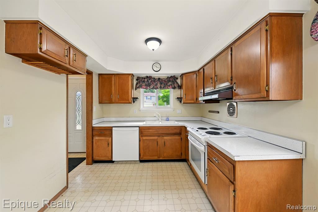 14846 Lakewood Drive