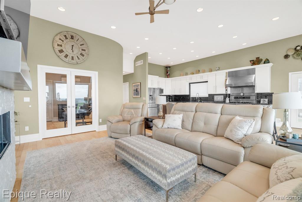 49370 Bay Lane
