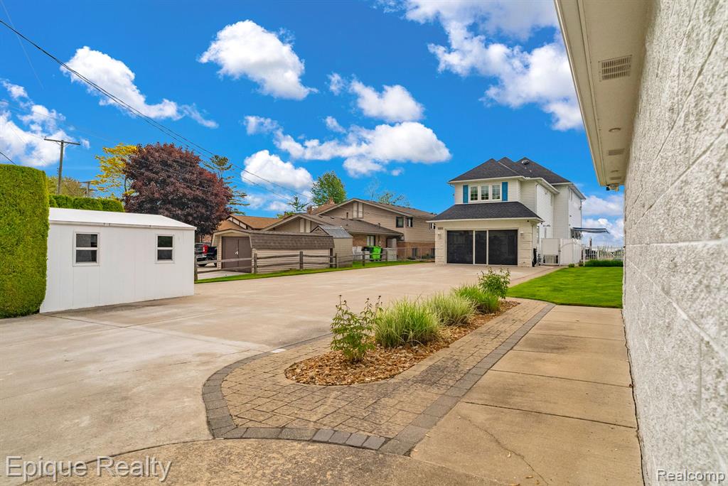 49370 Bay Lane