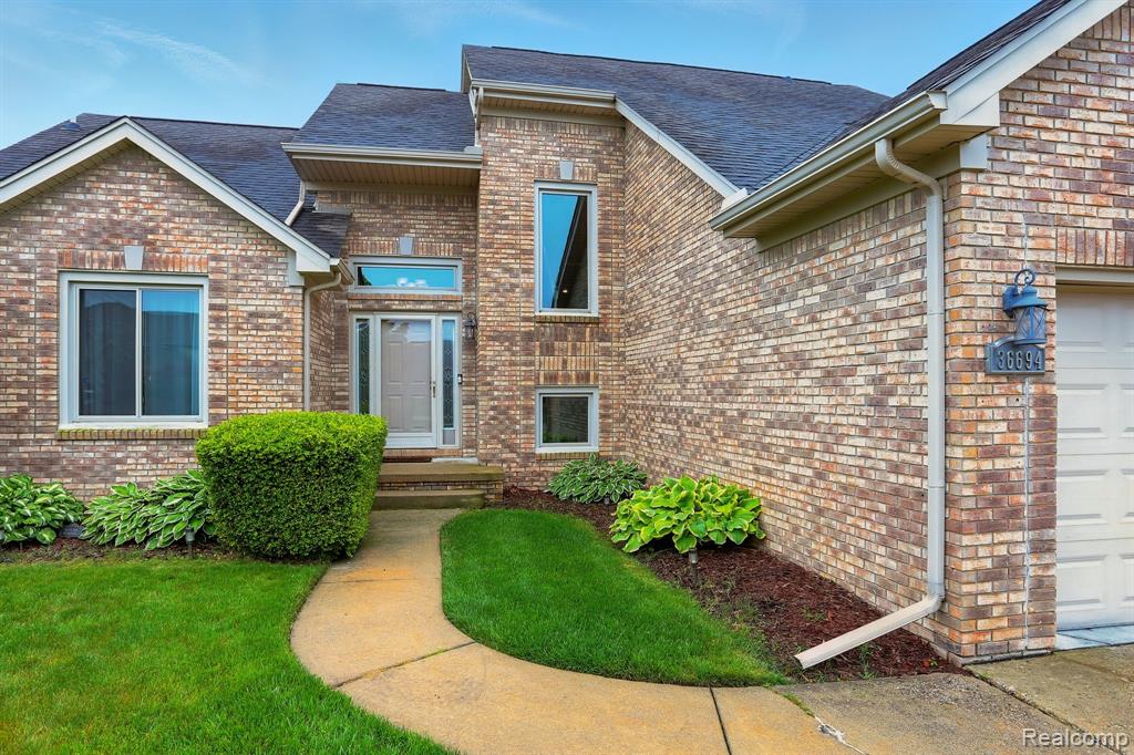 36694 Maple Leaf Drive