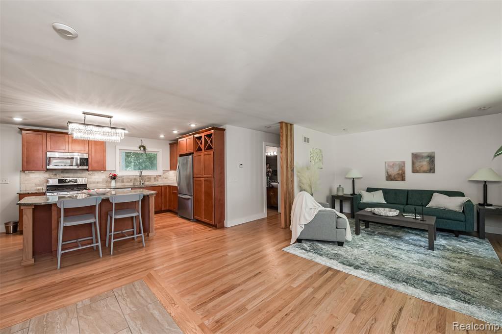 1842 Saxon Street