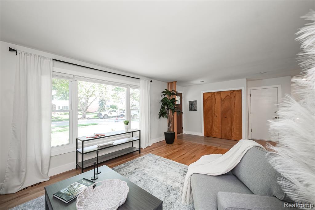 1842 Saxon Street