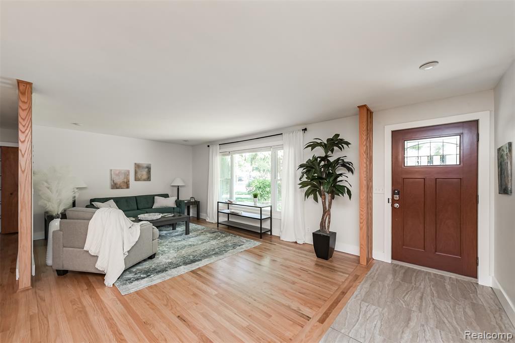 1842 Saxon Street