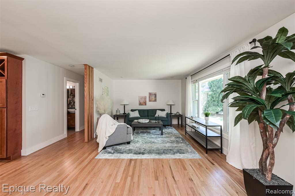 1842 Saxon Street