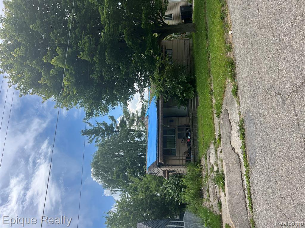 605 W Foss Avenue