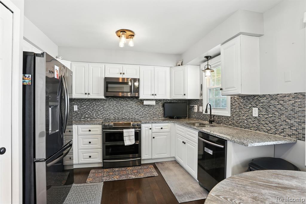 23600 Suttons Bay Drive