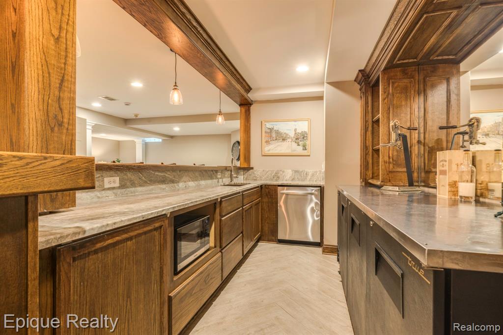 865 Lakewood Drive