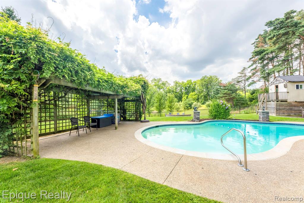 865 Lakewood Drive