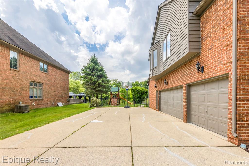 865 Lakewood Drive