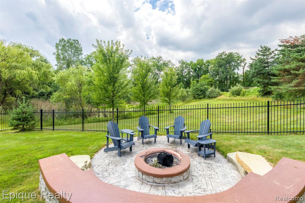 865 Lakewood Drive