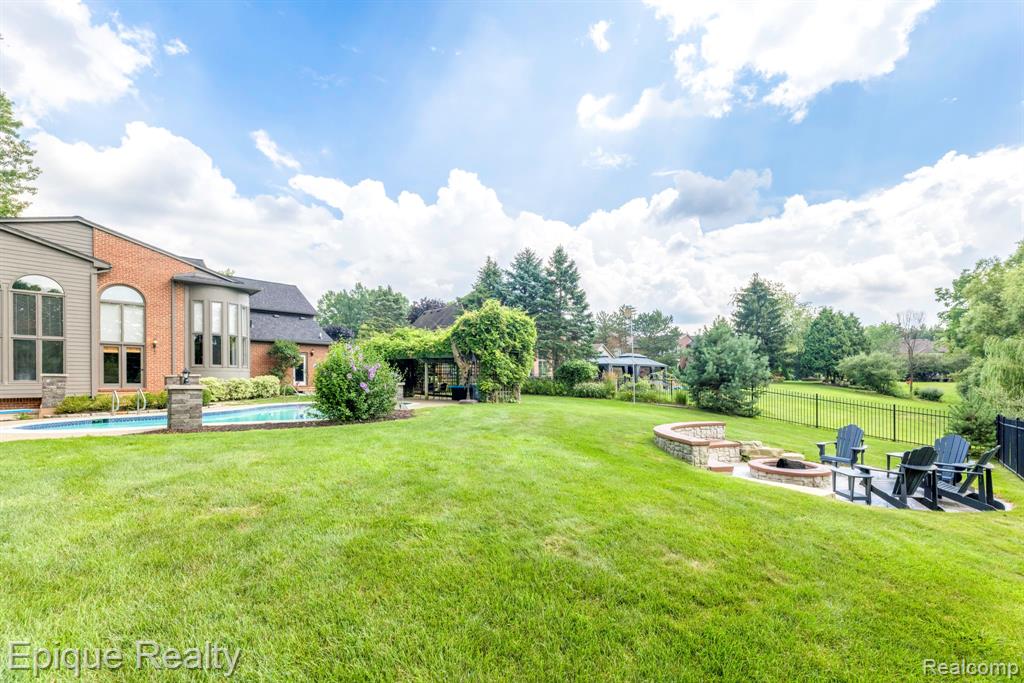 865 Lakewood Drive