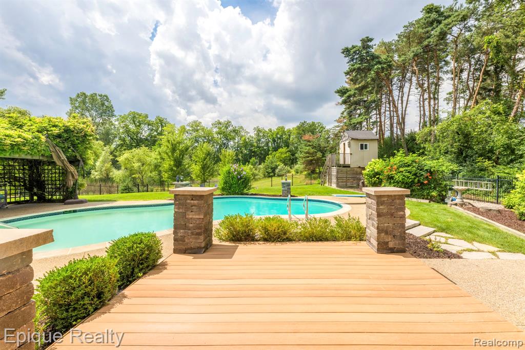 865 Lakewood Drive