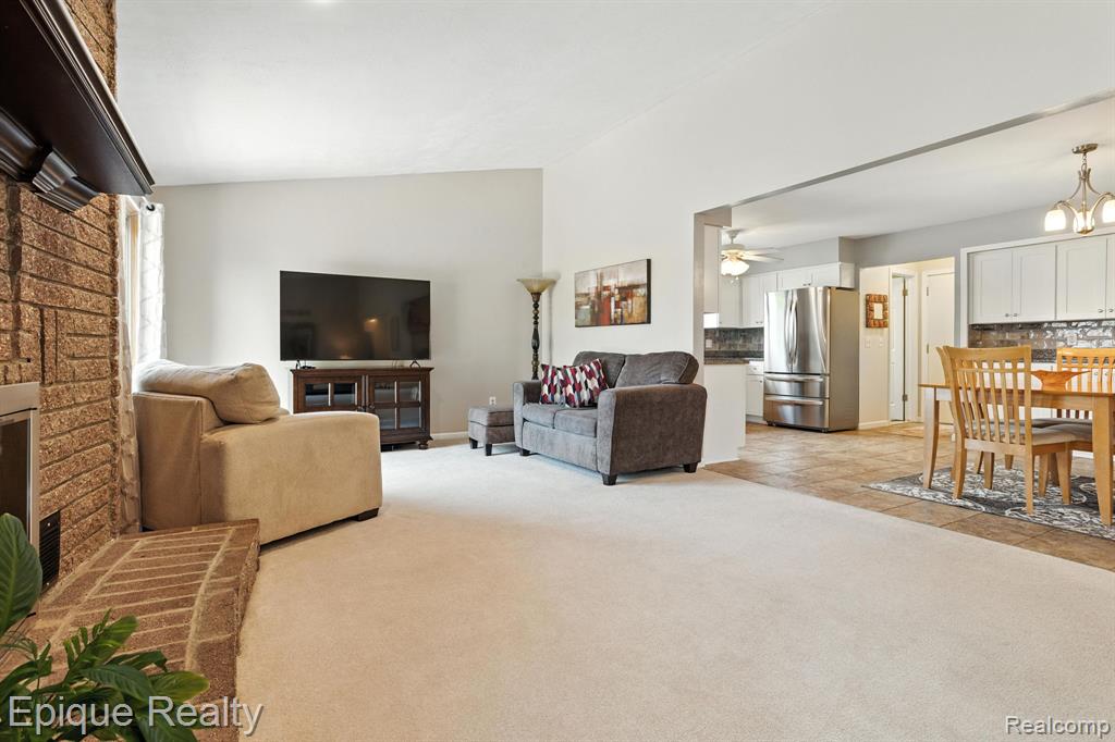 42393 Royal Lane