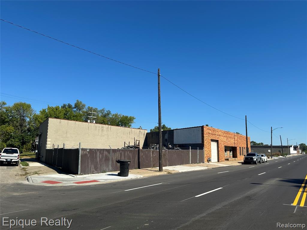 5431, 5419 & 54 E Davison Street