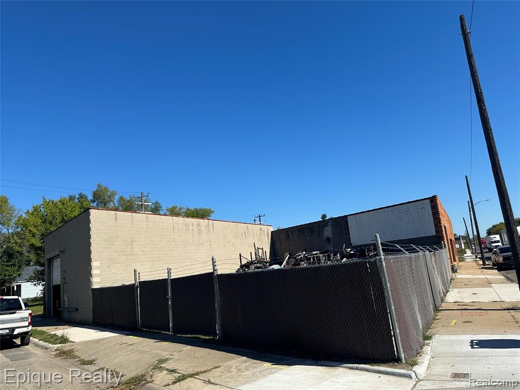 5431, 5419 & 54 E Davison Street