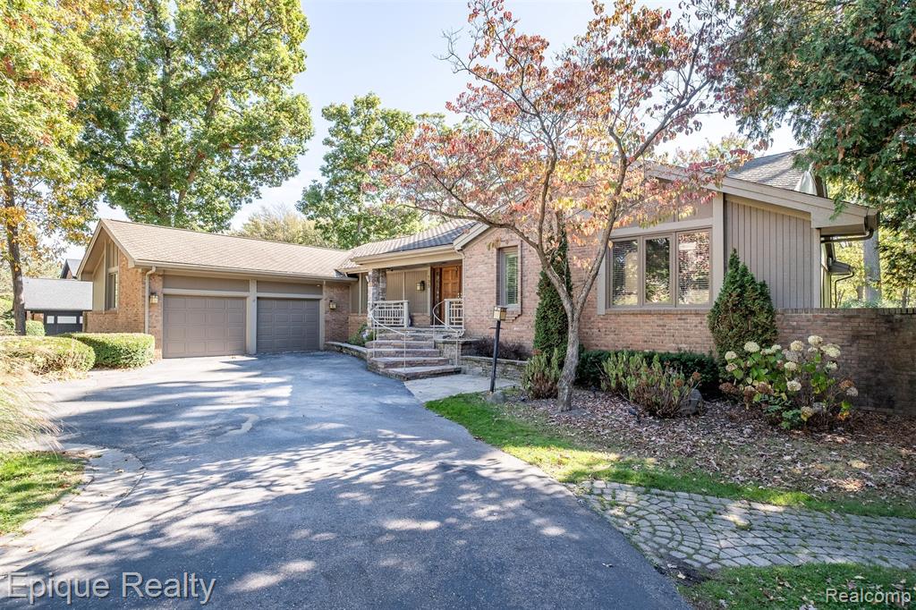 135 W Hickory Grove Road
