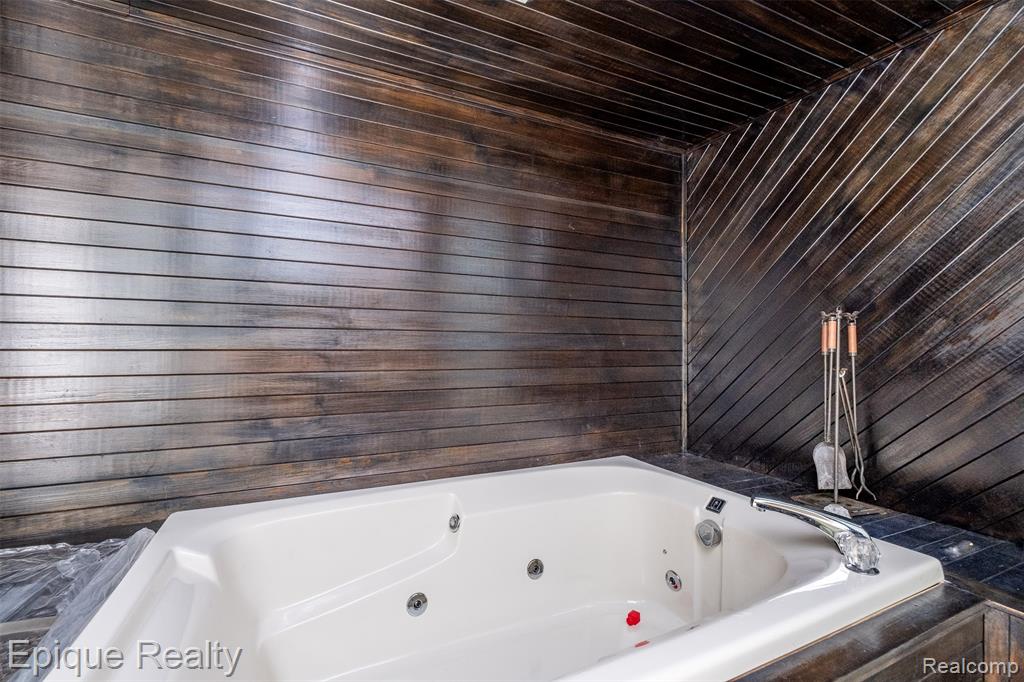 135 W Hickory Grove Road