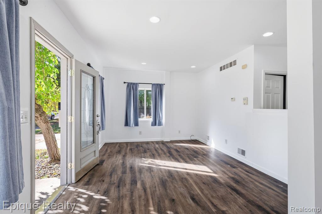 76 W Coy Avenue