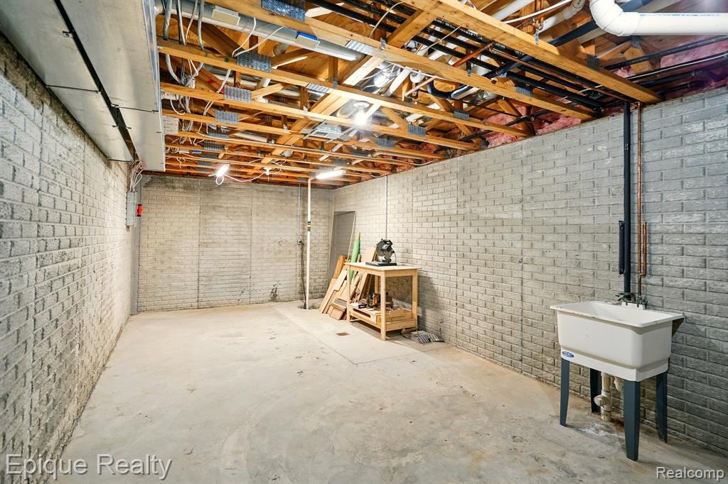 4977 Oak Hill Drive