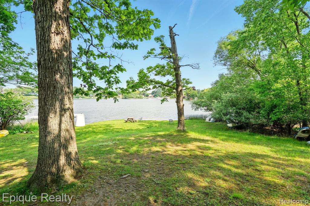 4977 Oak Hill Drive