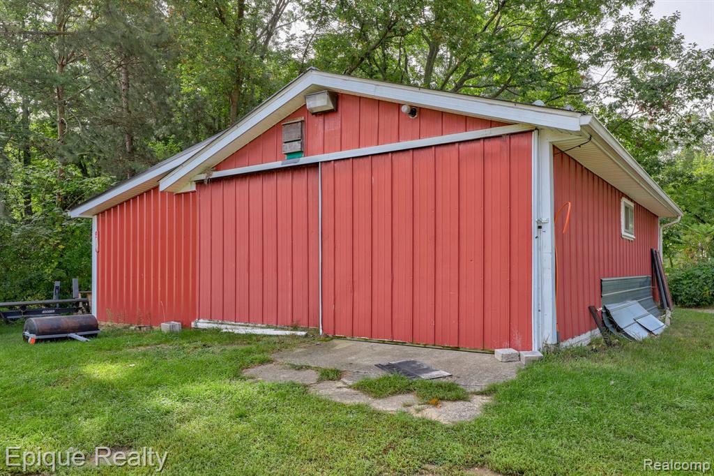 1422 E Barnes Lake Road