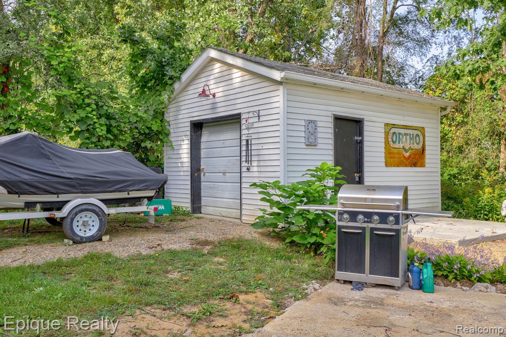 1422 E Barnes Lake Road