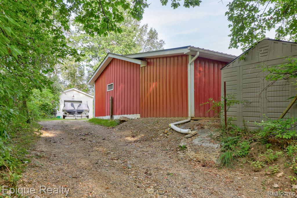 1422 E Barnes Lake Road