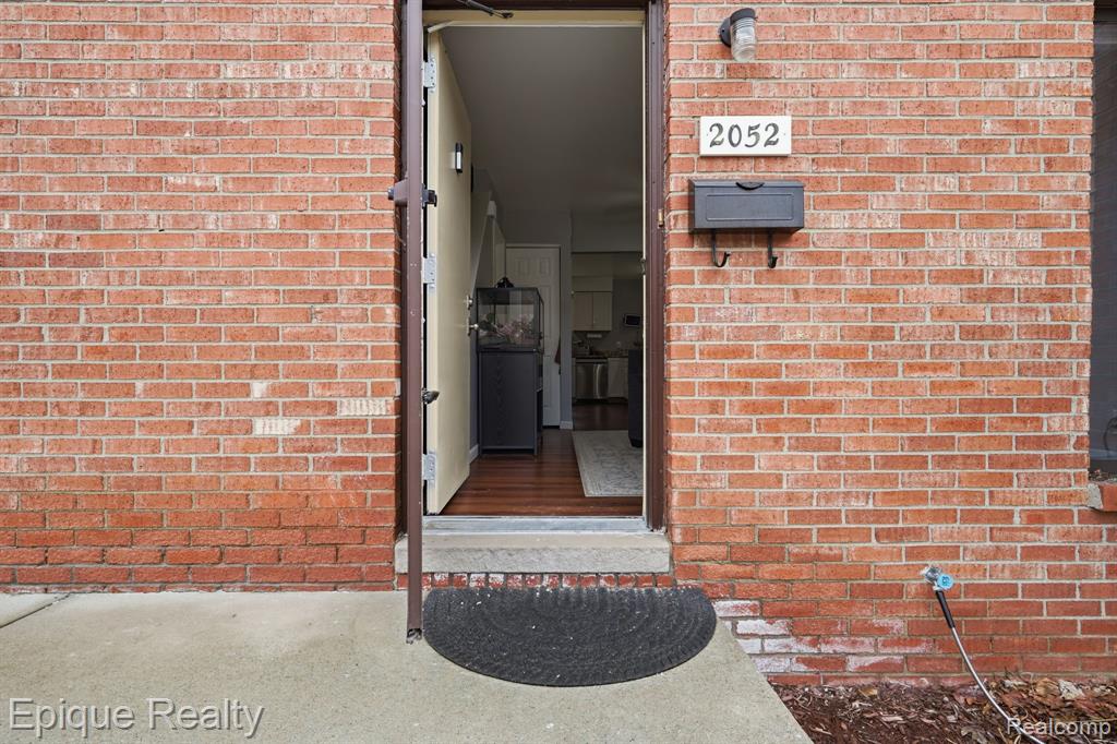 2052 Roman Court
