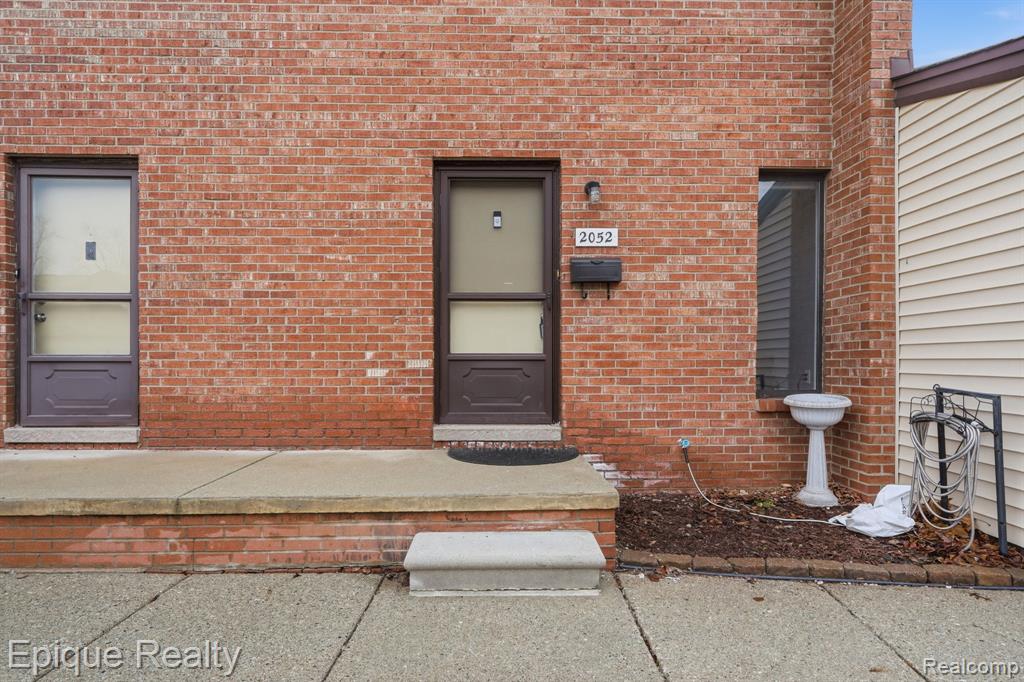 2052 Roman Court