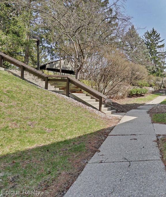 521 Carberry Hill