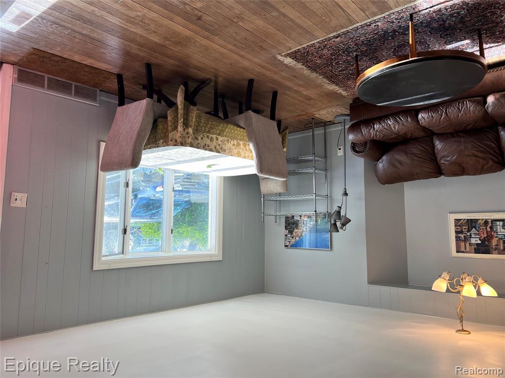 2468 Fernwood