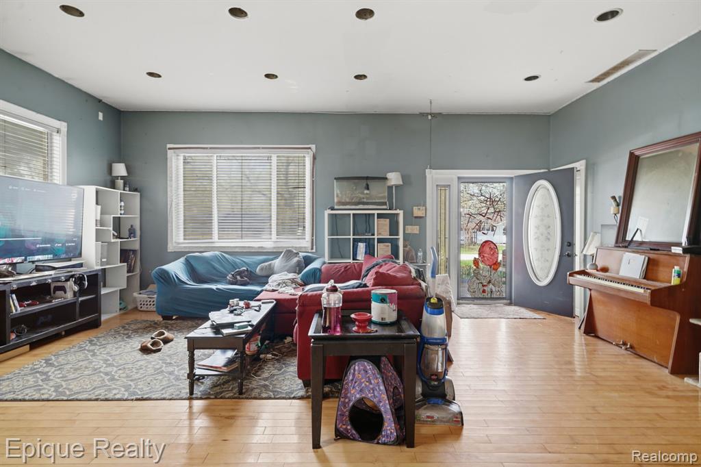 2706 Genes Drive