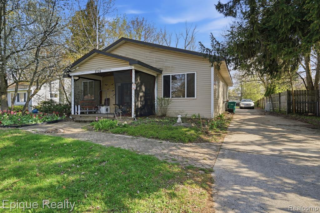 2706 Genes Drive